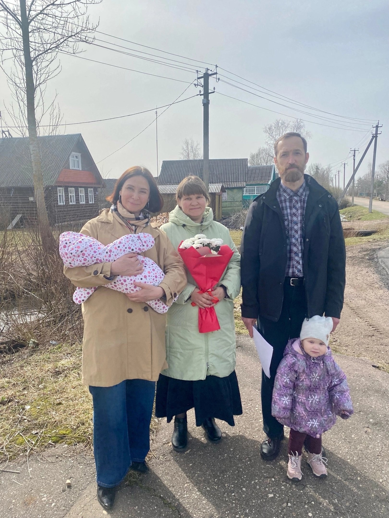 Глава района Елена Комарова поздравила многодетную семью Курган с рождением 12 ребёнка.