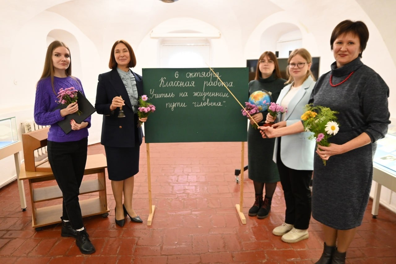 Елена Леонидовна увиделась с учителями, чтобы узнать как у них начался первый учебный год и пожелать удачи в трудовой деятельности.