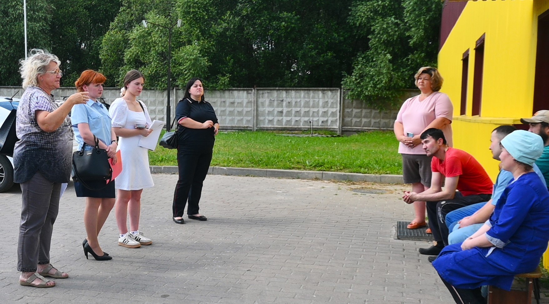 26.06.2024 года на территории ООО «ПК «Русь» прошла встреча рабочей группы с руководством и иностранными работниками предприятия, направленная на информирование иностранных граждан, работающих на территории Старорусского муниципального района..