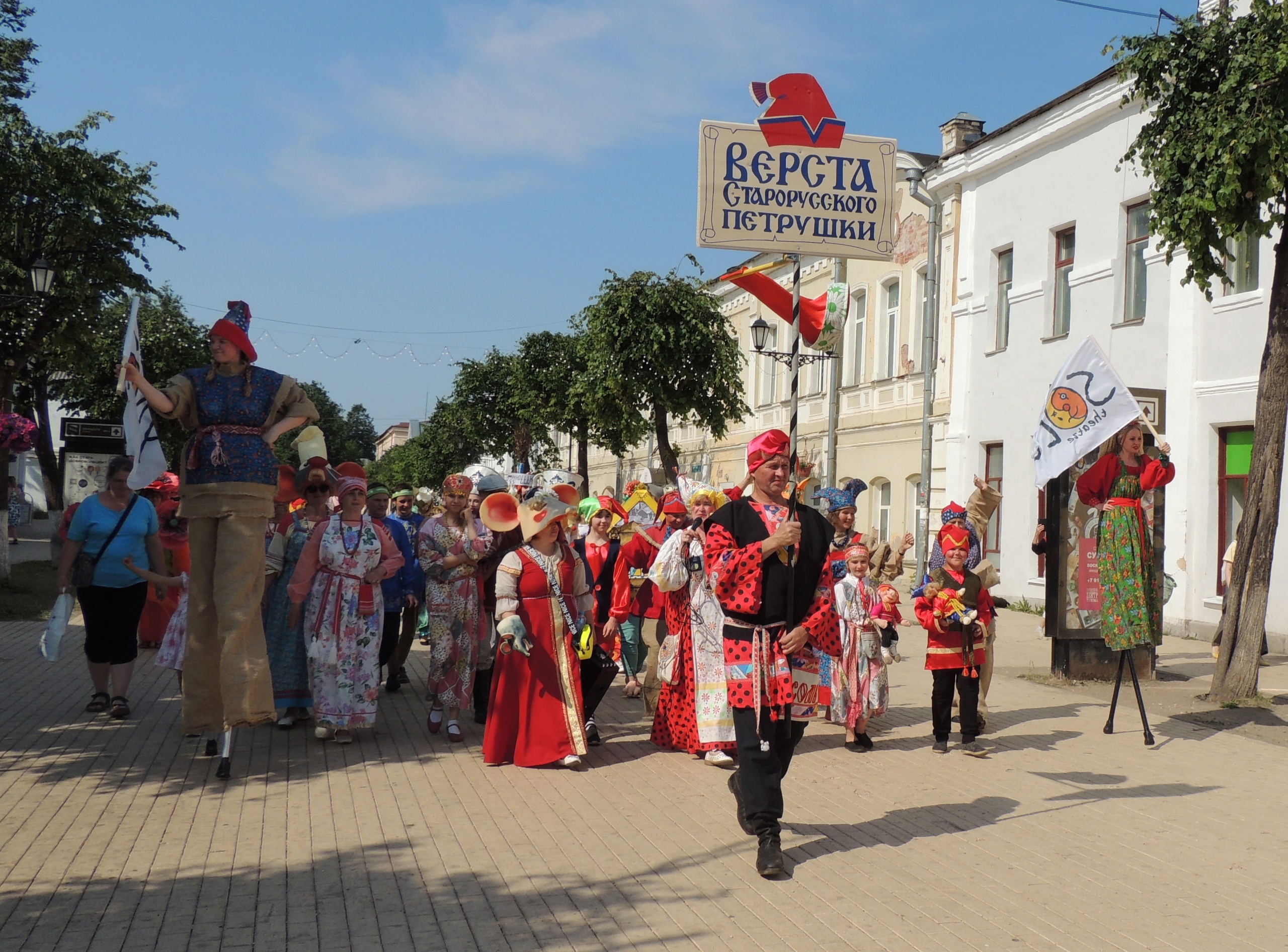 Вчера на Соборной площади прошел V региональный фестиваль "Верста Старорусского Петрушки".