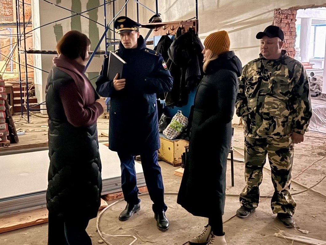 Сегодня вместе со Старорусским межрайонным прокурором Романом Григорьевичем Щемелевым посетили строительную площадку молодежного центра..