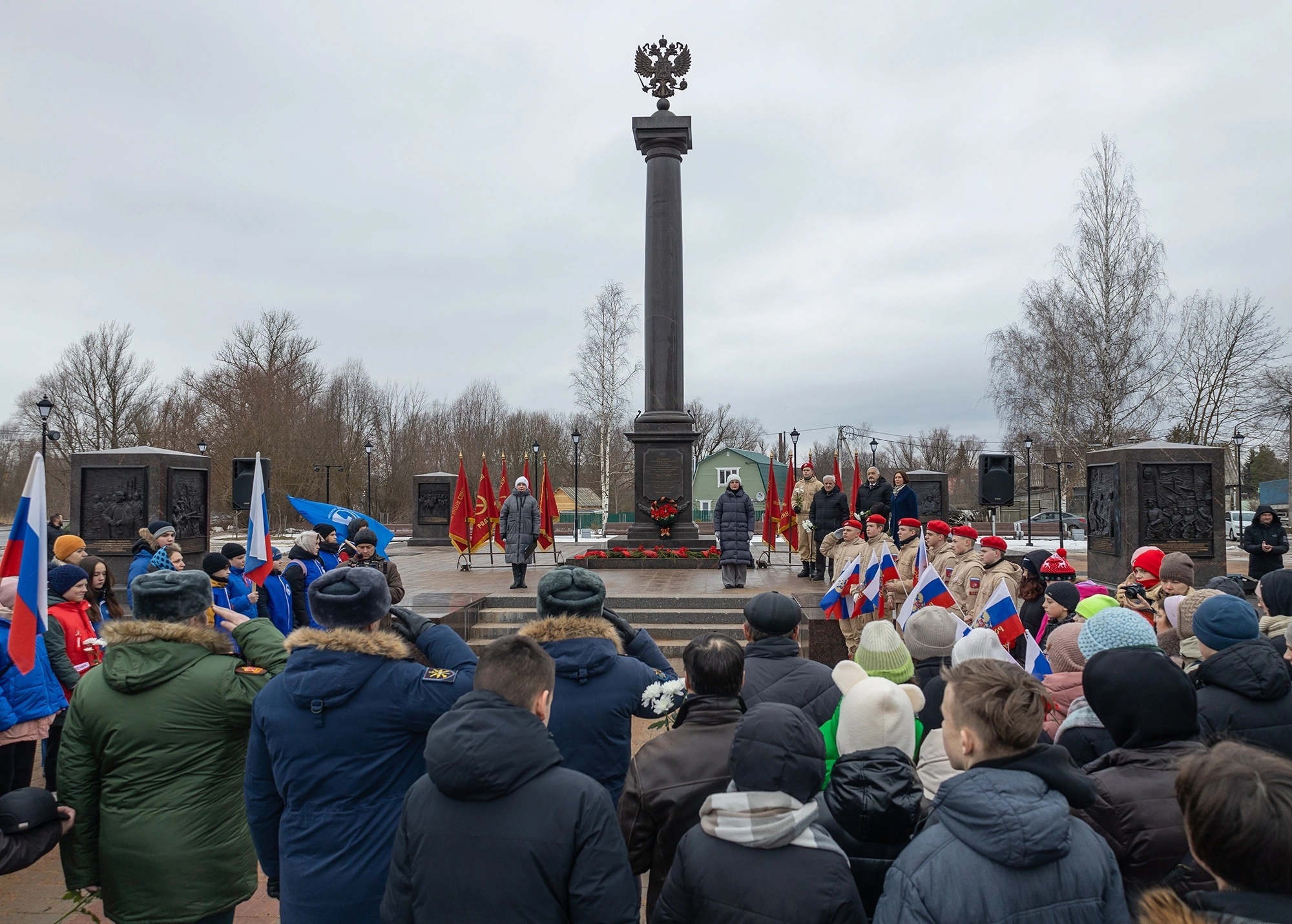 Торжественным митингом у памятной стелы "Город воинской славы" началось празднование Дня защитника Отечества в Старой Руссе..