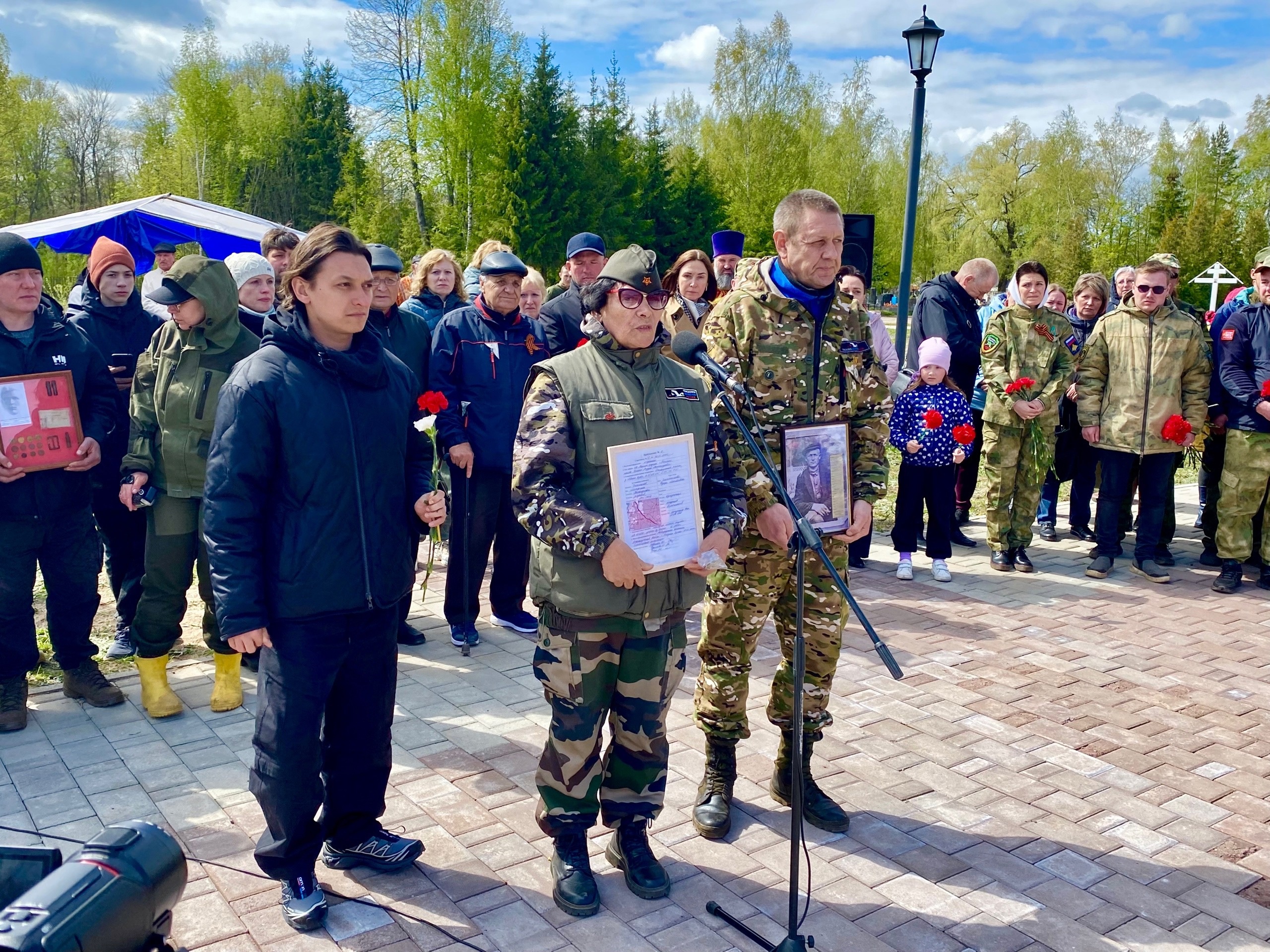На городском воинском захоронении прошла торжественно-траурная церемония захоронения останков бойцов, поднятых в ходе поисковых работ во время весенней «Вахты Памяти» на территории Старорусского района..