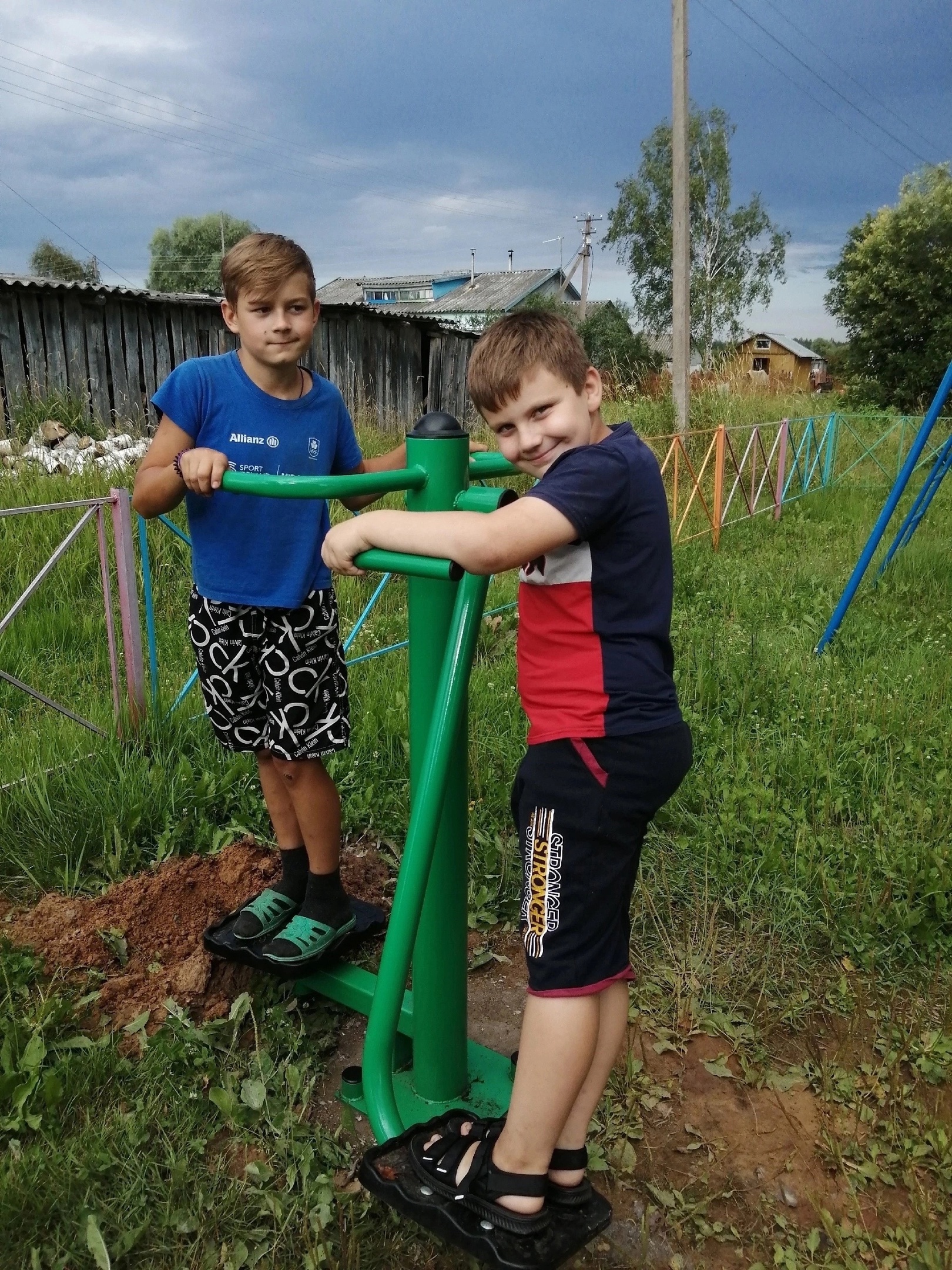 В рамках проекта "Инициативный староста" в д. Нагаткино Новосельского сельского поселения жители установили уличные тренажеры.