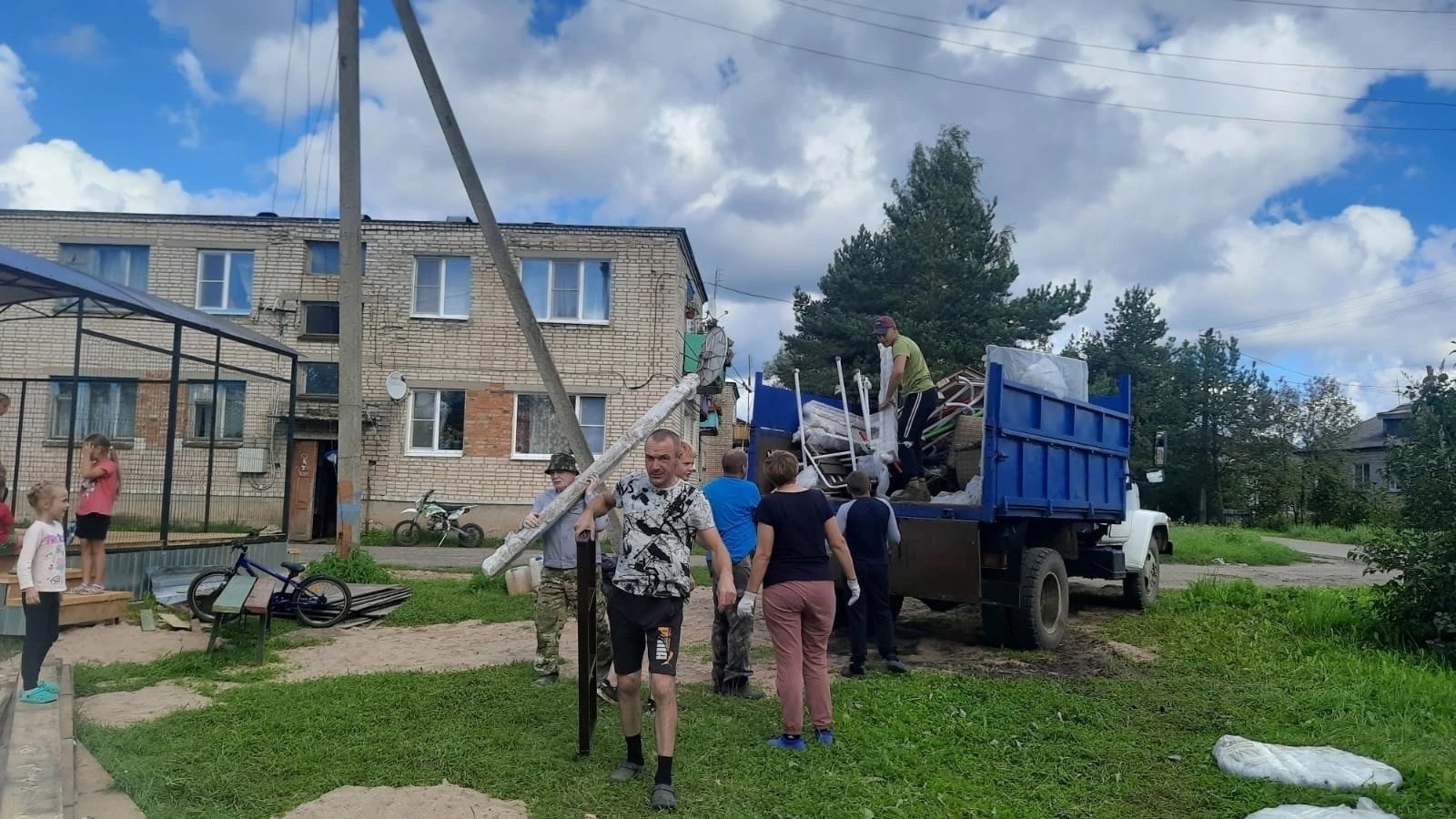 В воскресенье сильная половина ТОС" Давыдово" собралась на площадке устанавливать новые элементы..
