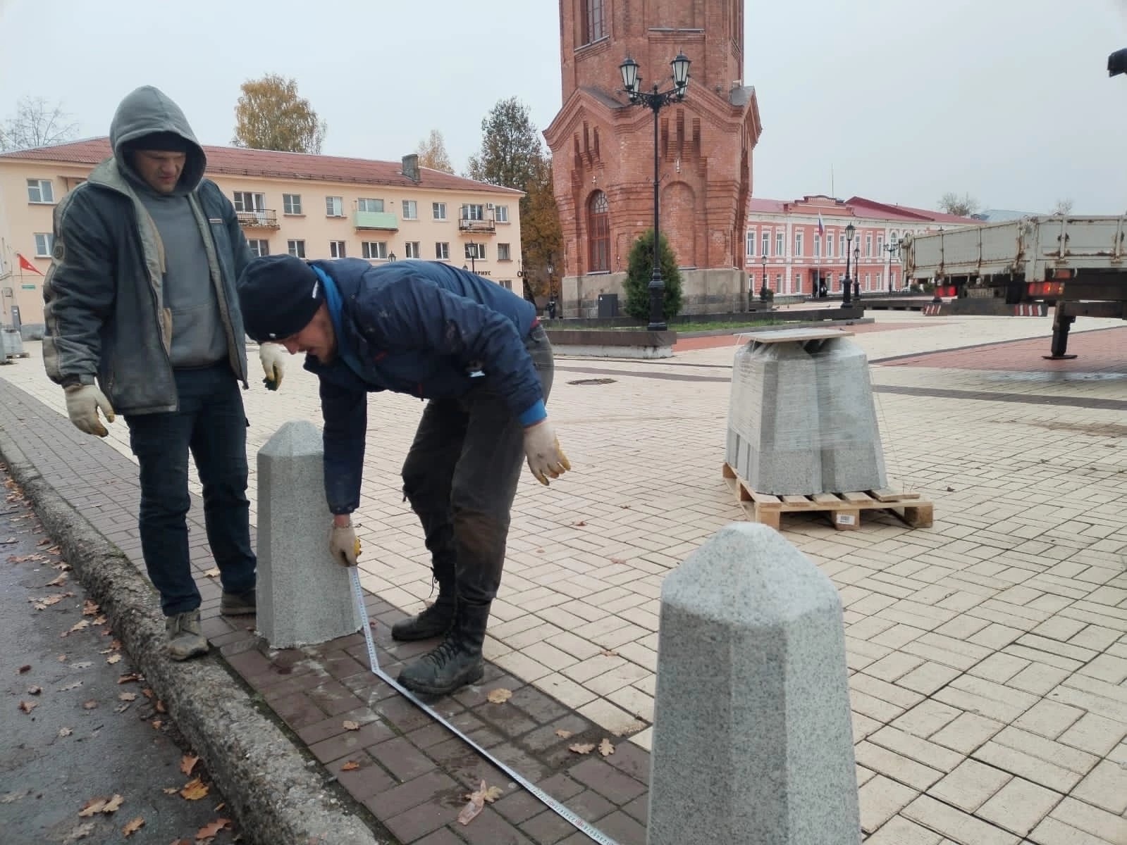 Сегодня на Соборной площади подрядчик устанавливает дорожные столбы или, как их ещё называют, болларды.