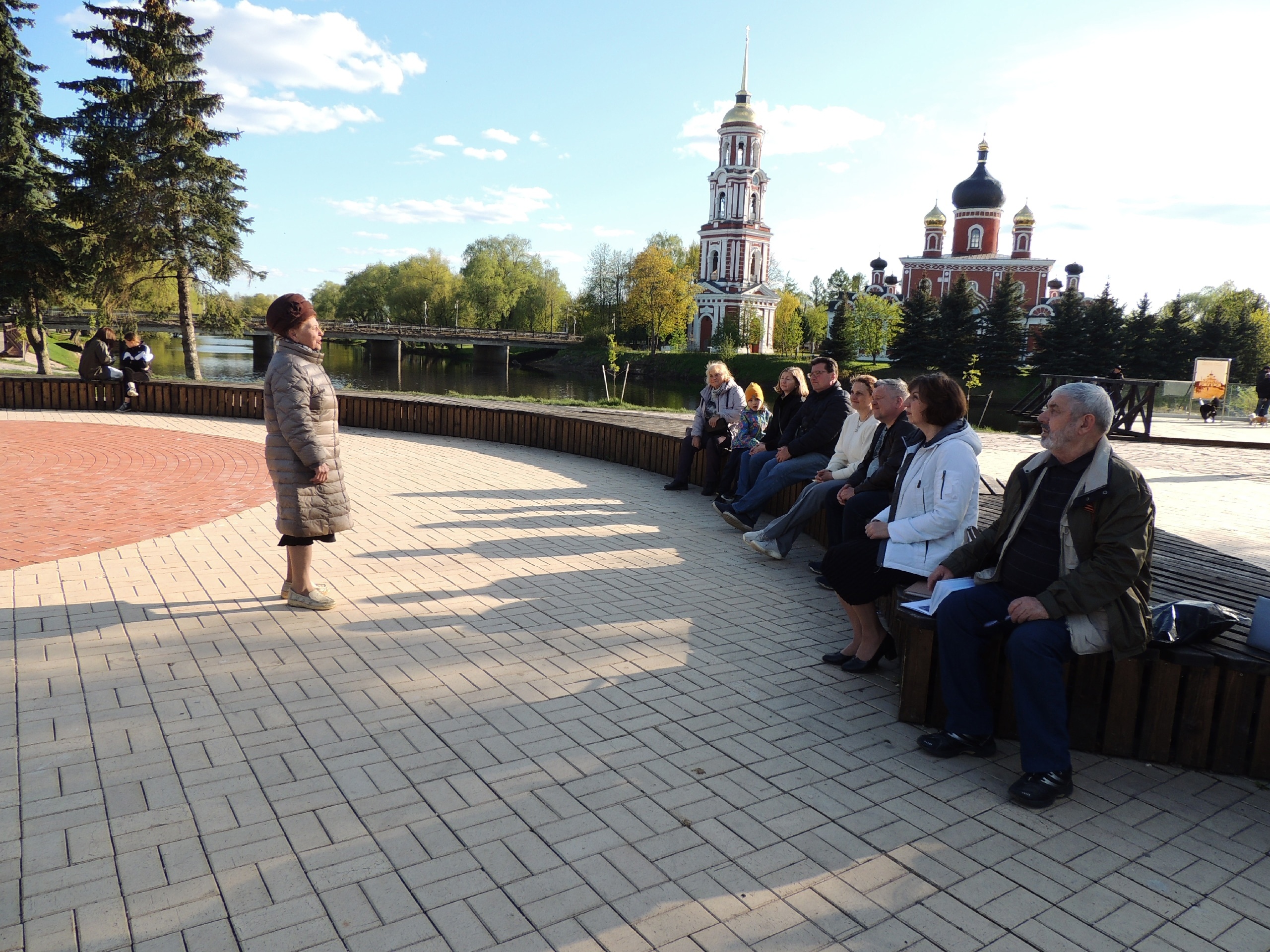 Сегодня, накануне Дня Победы, на Соборной площади участники литературного объединения "Живой мост" представили слушателям поэтическую программу "День Победы встает...".