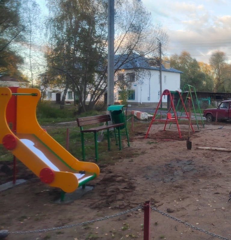Вчера, благодаря активным жителям и членам ТОС "Клубная, 24" на детской площадке во дворе многоквартирного дома появились новые элементы.