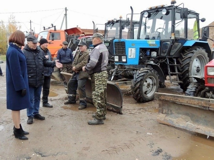 Вчера глава района Елена Комарова проверила готовность автопарка МБУ "Административное управление городским хозяйством" к зимнему сезону.