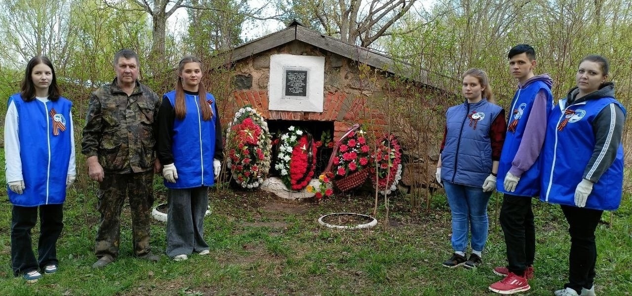 Активисты муниципального штаба ВОД "Волонтеры Победы" г. Старая Русса приняли участие в Международном субботнике ко Дню Победы.