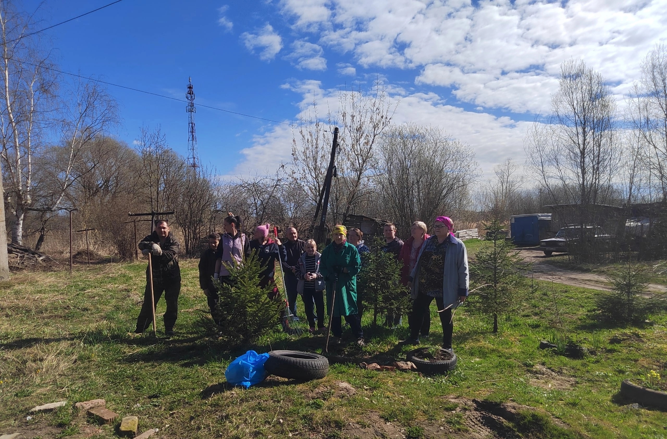 Вчера, в день проведения Всероссийского субботника инициативная группа ТОС "Клубная 24" приняла активное в мероприятии и убрала прилегающую территорию многоквартирного дома.
