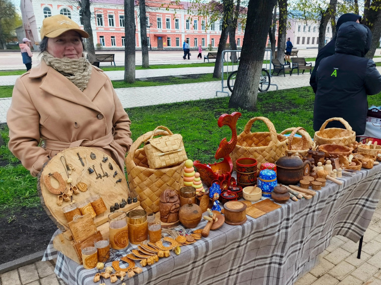 Сегодня в Старой Руссе утро началось с традиционной весенней сельскохозяйственной ярмарки..