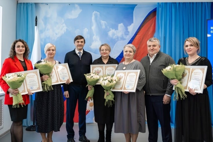 👥4 февраля министр просвещения РФ Сергей Кравцов посетил Новгородскую область. Вместе с губернатором Александром Валентиновичем Дроновым он обсудил строительство передовой школы для талантливых детей в рамках нацпроекта «Молодёжь и дети»..